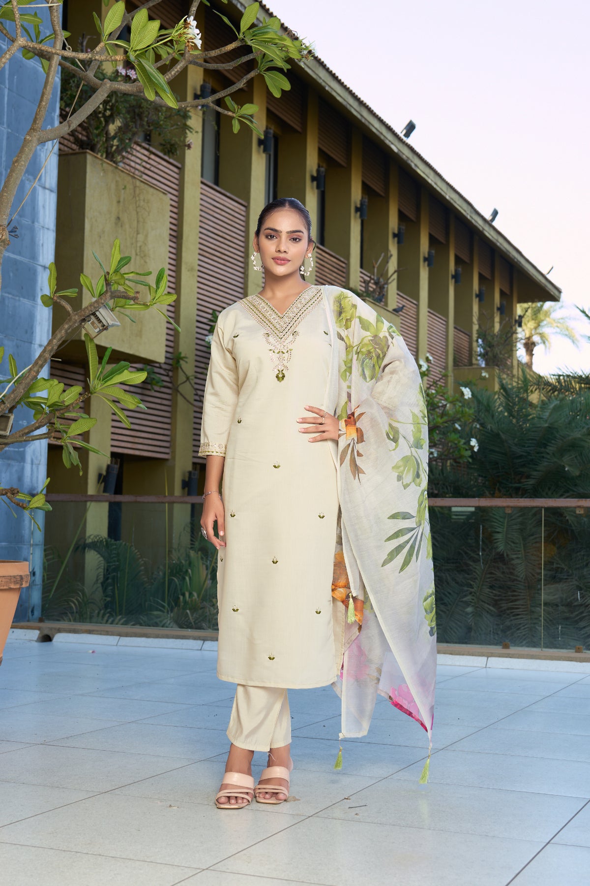 Women’s Cream Embroidered Roman Silk Kurta Pant Set with Floral Printed Chanderi Silk Dupatta